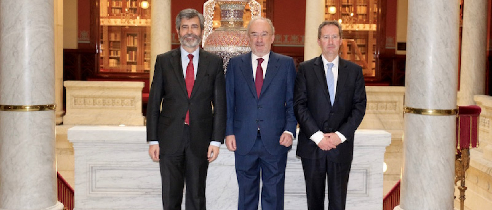 El secretario de la RAE (centro) con los presidentes del Tribunal Supremo de España y Portugal.