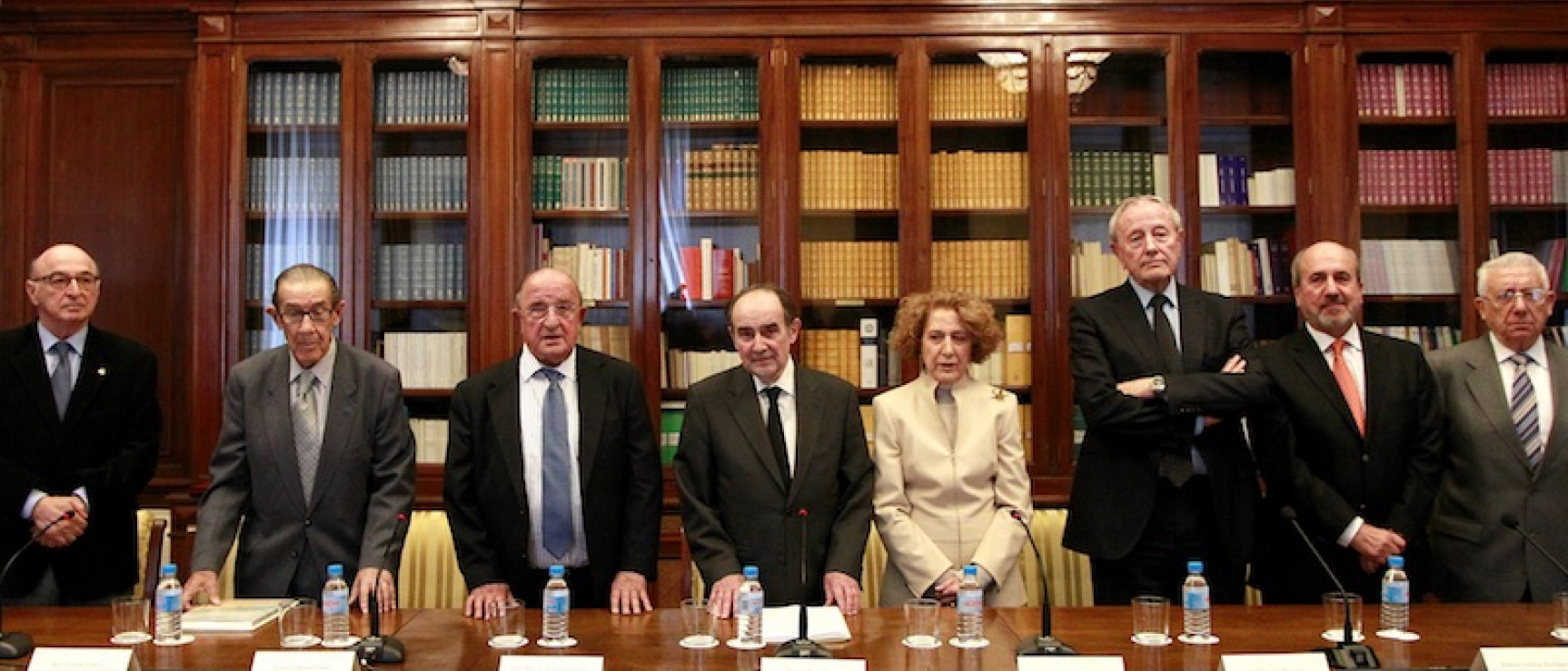 El presidente del Instituto de España, Joaquín Poch, junto con miembros de la Junta Rectora.