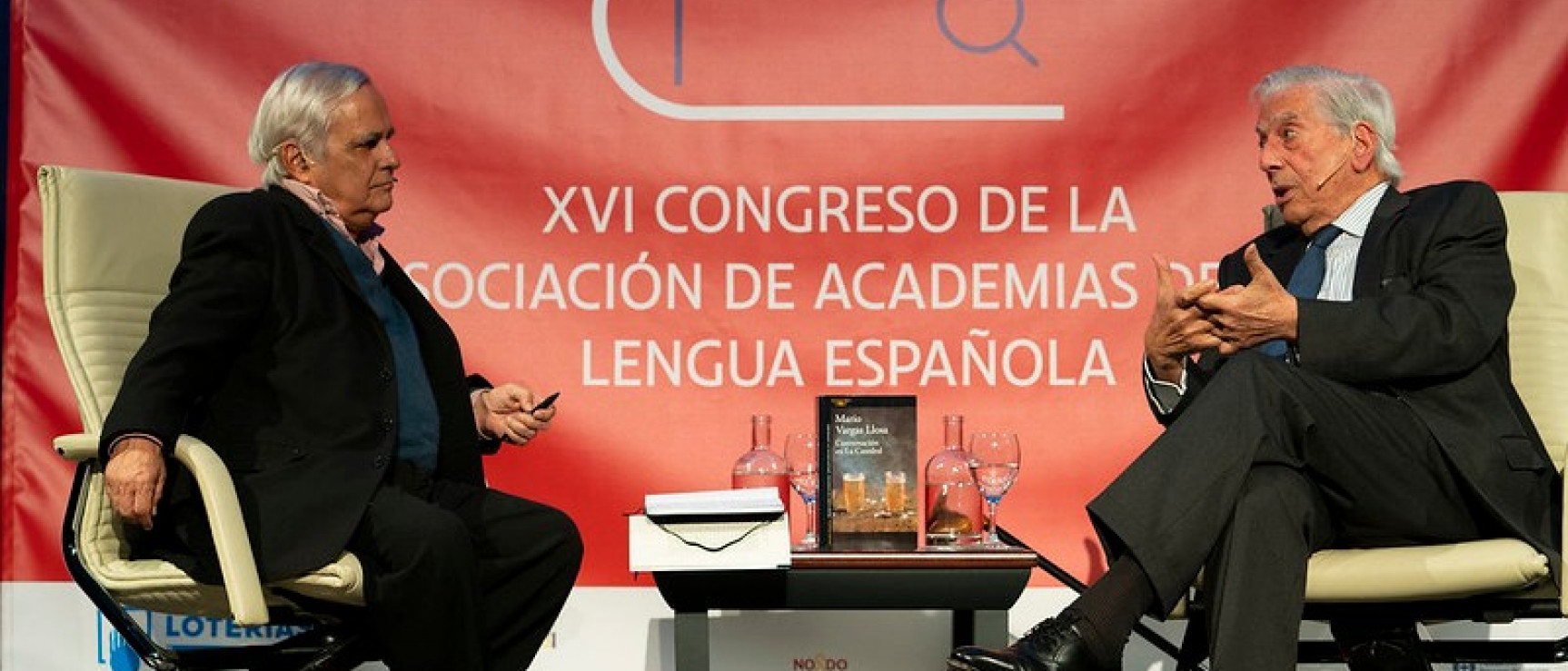 Juan Cruz y Mario Vargas Llosa (foto: RAE).