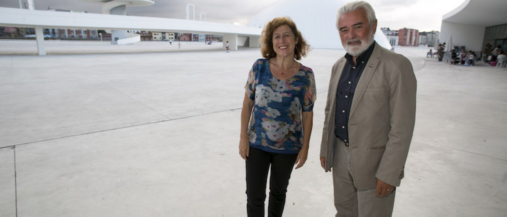 Darío Villanueva y Berna González Harbour en el exterior del Centro Niemeyer de Avilés (Asturias).