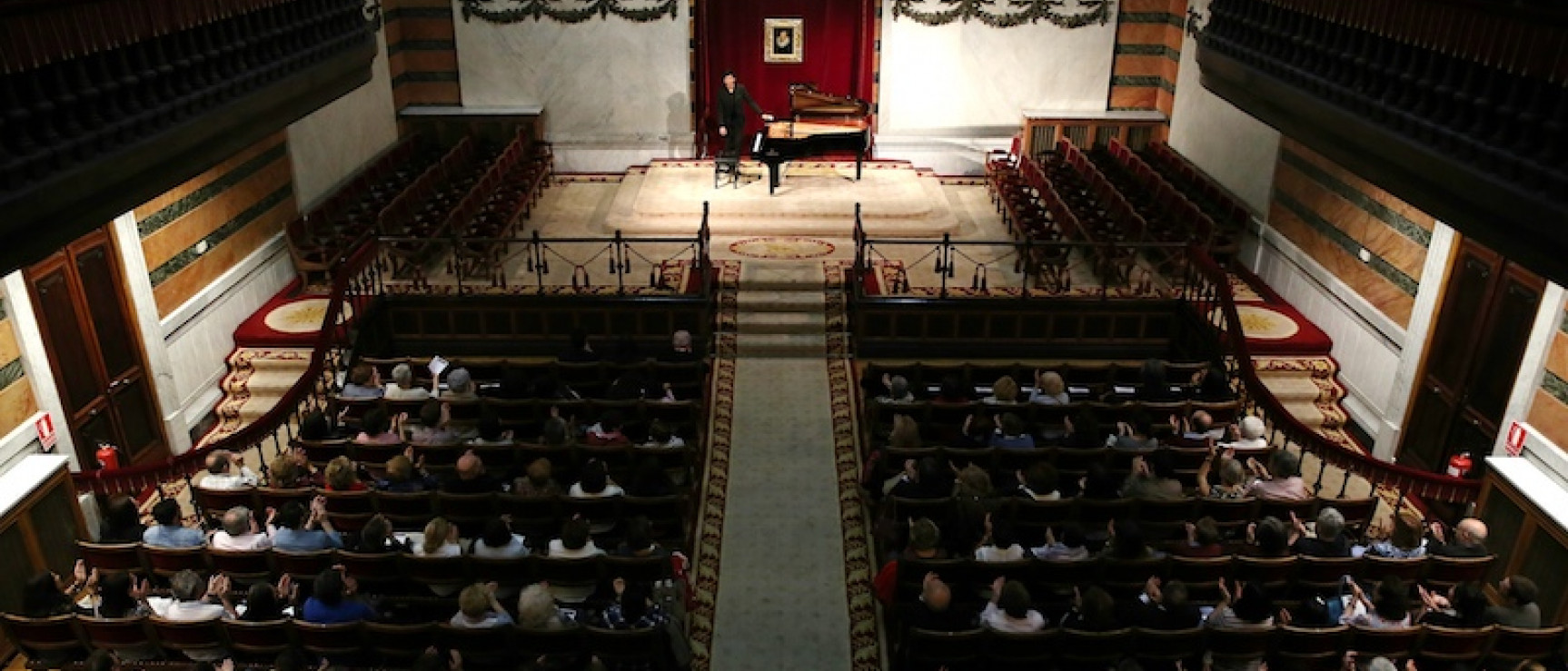 El recital de piano se celebró en el salón de actos.