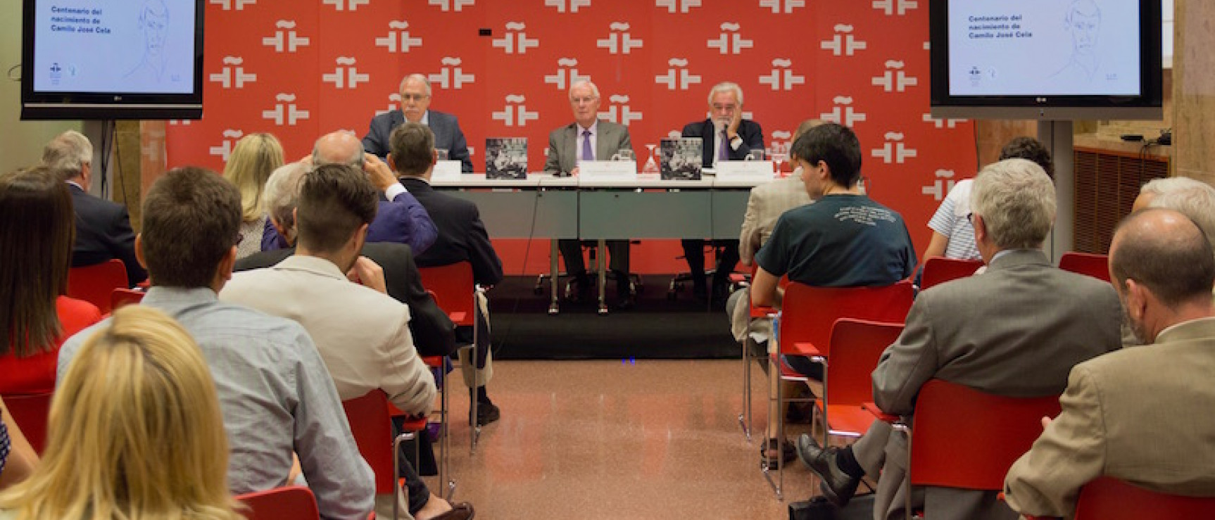 Conferencia de prensa en el Instituto Cervantes. De izquierda a derecha: Camilo Cela Conde, Víctor García de la Concha y Darío Villanueva.