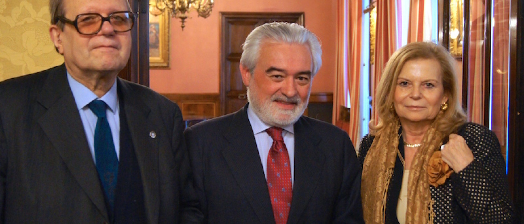 Los académicos Carme Riera y Pere Gimferrer con Darío Villanueva.
