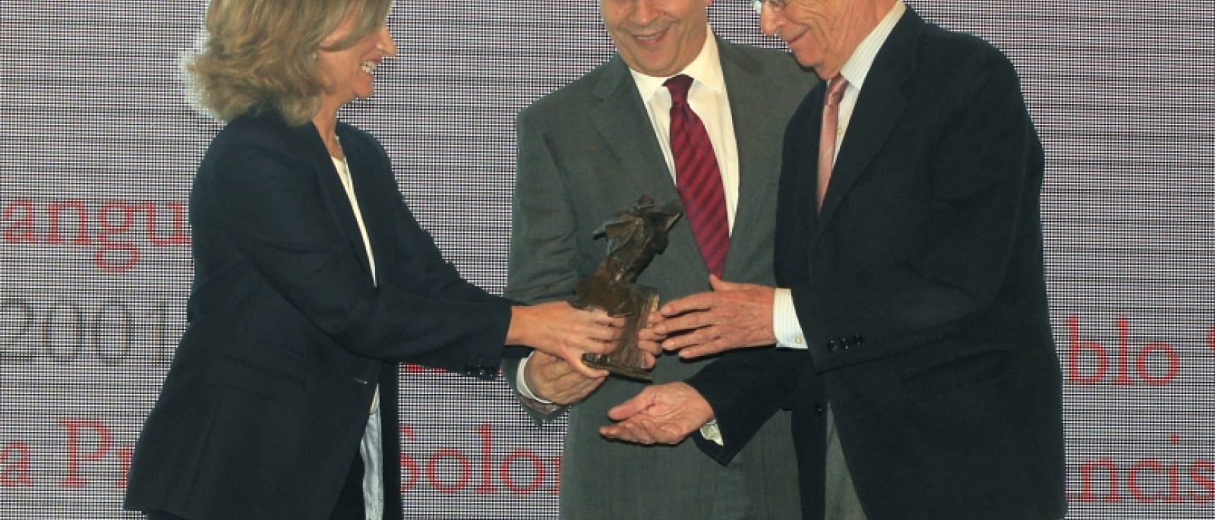 Rosalina Díaz y José Ignacio Wert entregan el Premio Antonio de Sancha a Emilio Lledó.