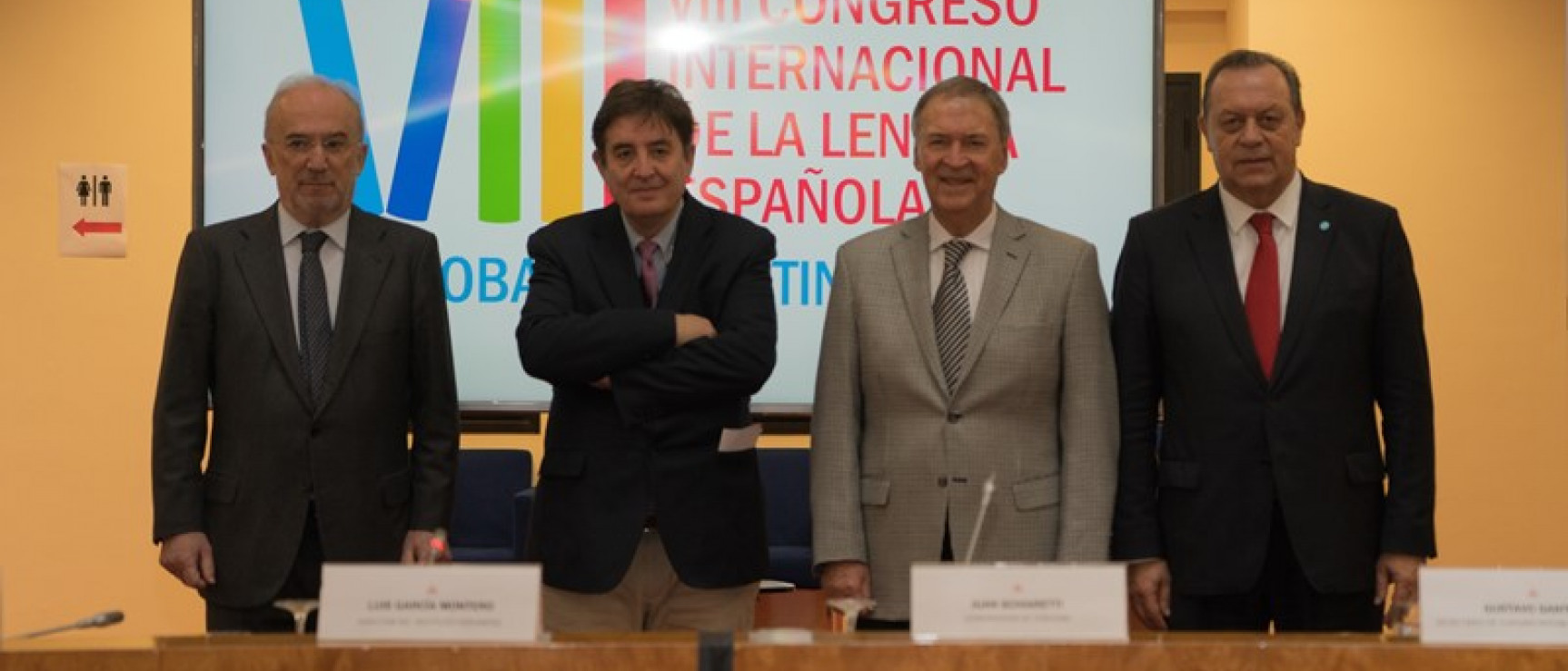 De izquierda a derecha: Santiago Muñoz Machado, Luis García Montero, Juan Schiaretti y Gustavo Santos.