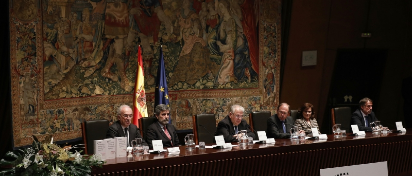 De izquierda a derecha: Santiago Muñoz Machado, Carlos Lesmes, Juan José González de la Riva, Pio García Escudero, Carmen Calvo y José Crehueras.
