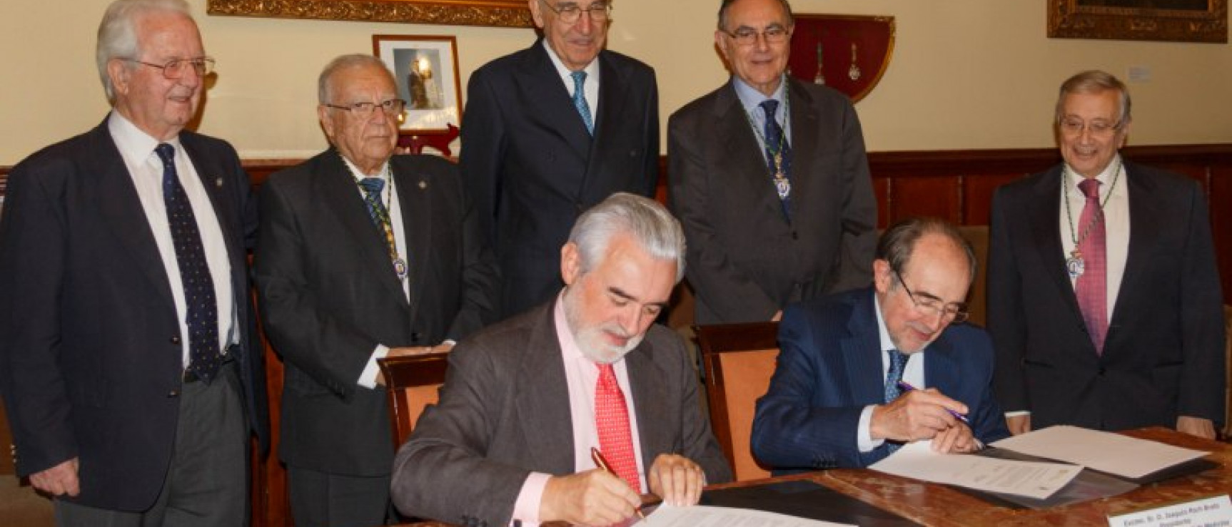 Darío Villanueva y Joaquín Poch firman el convenio de colaboración entre las dos instituciones.