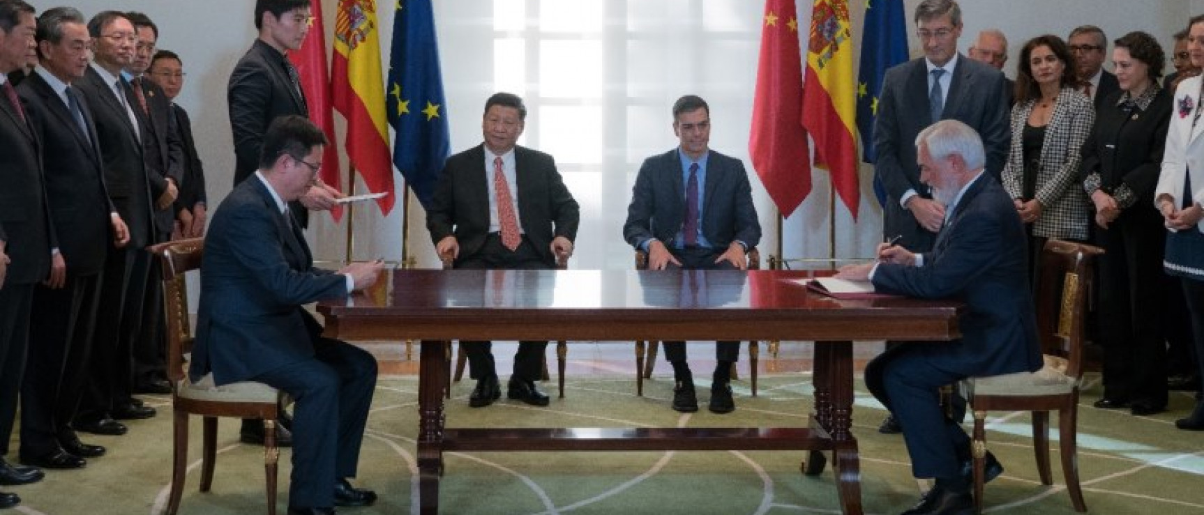 Firma de un convenio de cooperación cultural y lingüística entre la Real Academia Española (RAE) y la Universidad de Estudios Internacionales de Shanghái (SISU).