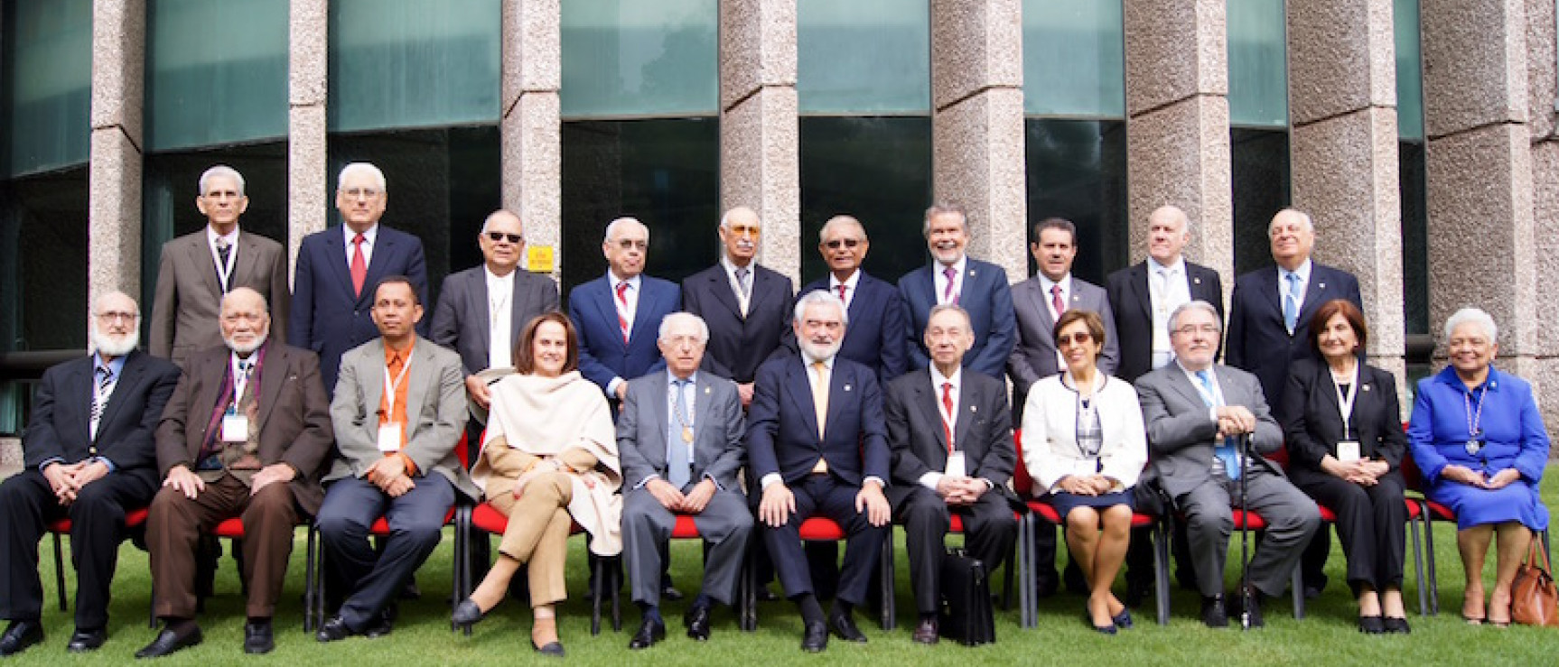 Foto de familia de los directores y presidentes de la ASALE.