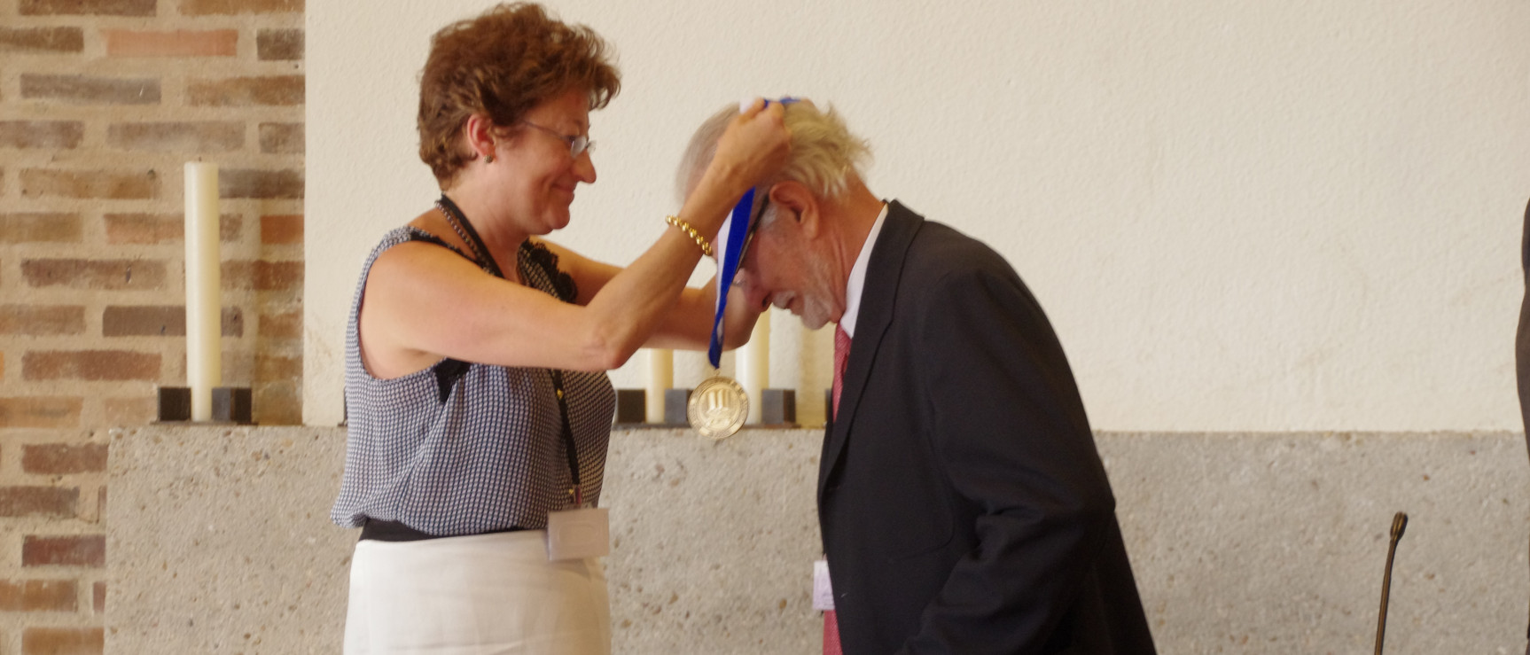 José María Merino recibe la medalla honorífica de ALDEEU.