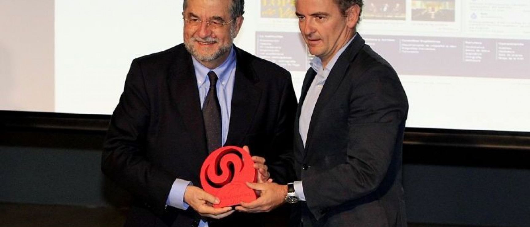 José Antonio Pascual (izquierda) recoge el premio en nombre de la corporación.