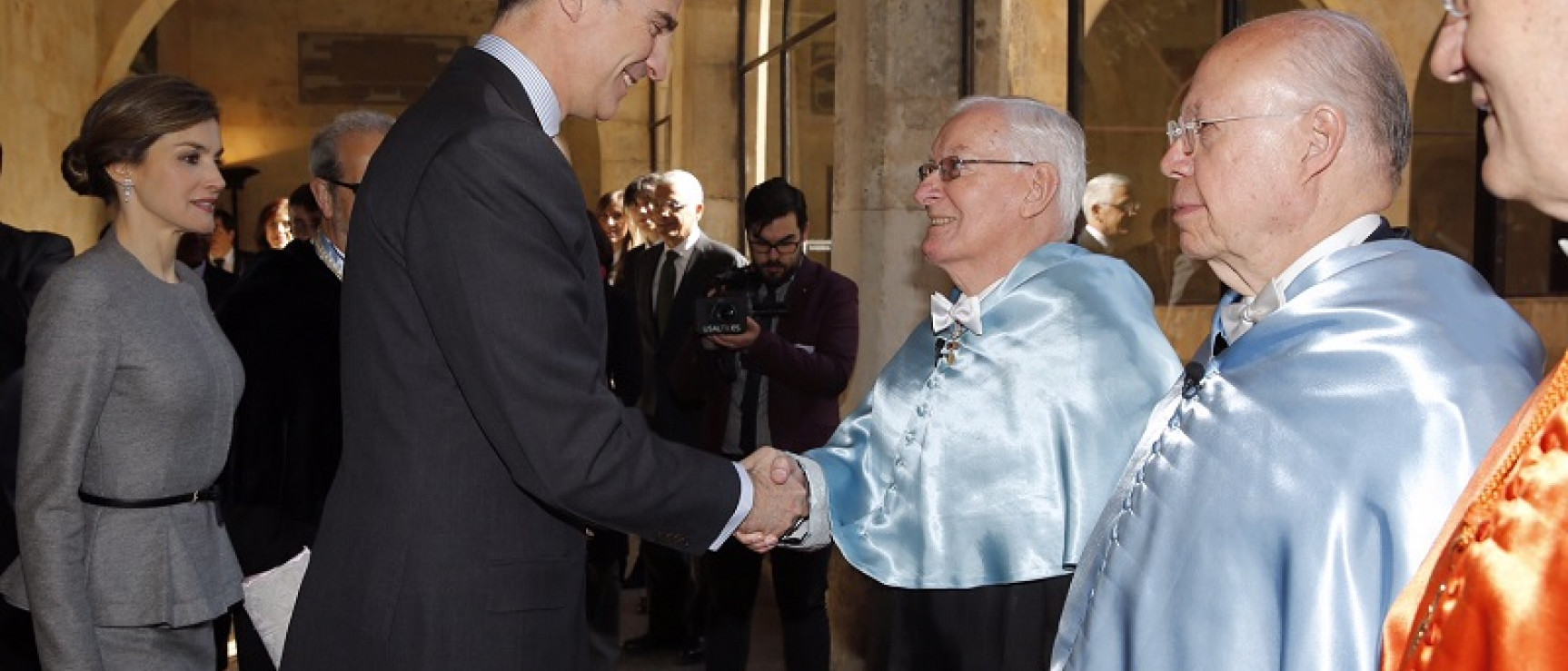 El rey Felipe VI saluda a García de la Concha antes de la investidura. Foto: Casa Real.