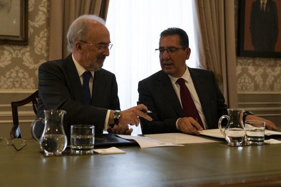 Santiago Muñoz Machado, director de la RAE, y Antonio Pulido, presidente de la Fundación Cajasol, firman el convenio entre las dos instituciones