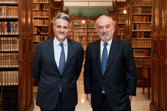 Alberto Granados, presidente de Microsoft en España, y Santiago Muñoz Machado, director de la Real Academia Española y presidente de la Asociación de Academias de la Lengua Española (foto: Microsoft).