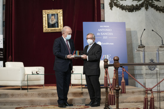 Santiago Muñoz Machado, presidente de FundéuRAE y director de la RAE, recibe en nombre de la fundación el Premio Antonio de Sancha, que concede anualmente la Asociación de Editores de Madrid (foto: RAE)