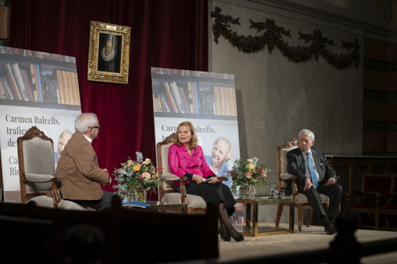 Juan Cruz charla con Carme Riera y Mario Vargas Llosa en la presentación de «Carmen Balcells, traficante de palabras» (foto: RAE)
