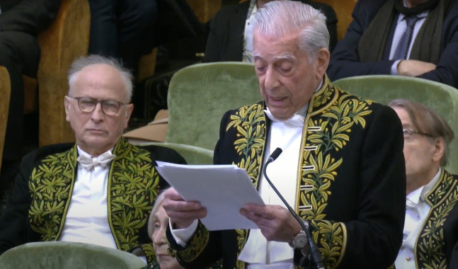 Mario Vargas Llosa en la ceremonia de ingreso en la Academia Francesa