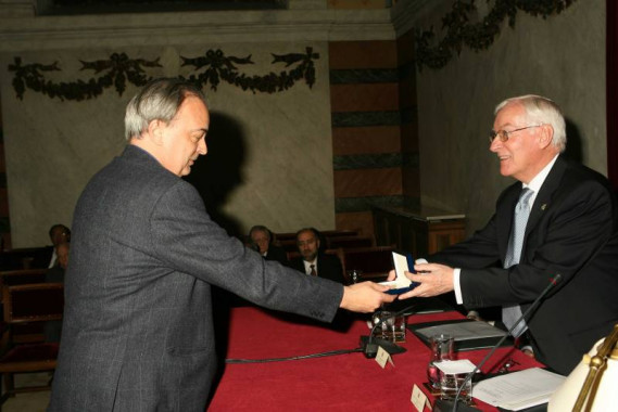 Enrique Vila-Matas recibe el Premio Real Academia Española el Día de la Fundación, 2007.