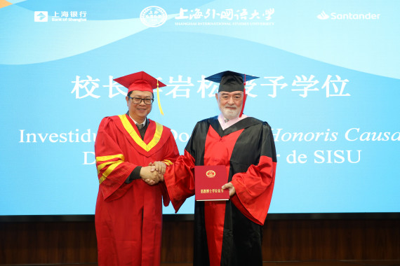 Darío Villanueva, investido doctor «honoris causa» por la Universidad Internacional de Shanghái. En la foto, con el rector (foto: SISU)