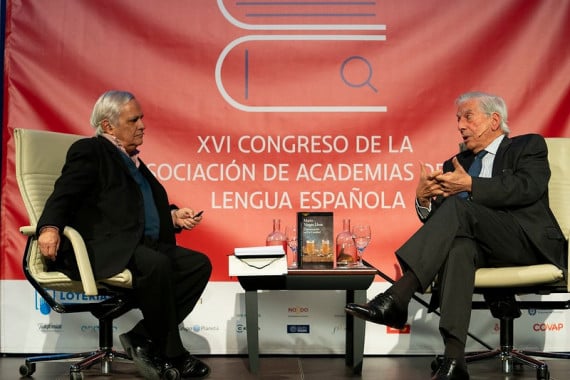 Juan Cruz y Mario Vargas Llosa (foto: RAE).