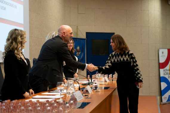 Covadonga de Quintana, responsable del Archivo de la RAE, recibe el reconocimiento por su programa de prácticas de mano del rector de la UCM, Joaquín Goyache Goñi (foto: RAE)