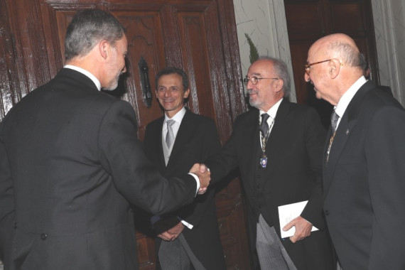 El director de la RAE saluda a Felipe VI en la apertura del curso de las reales academias del Instituto de España.