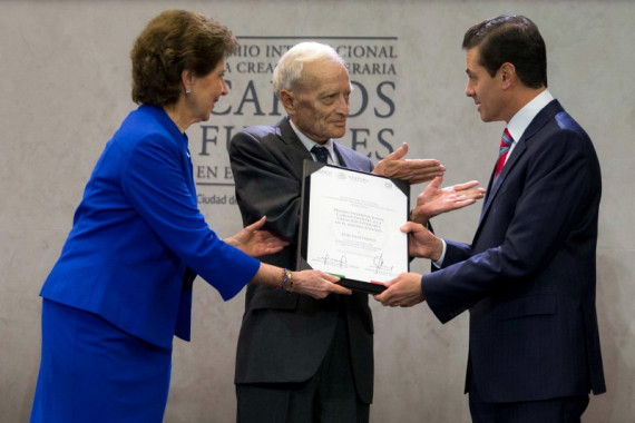 La secretaria de Cultura Federal M.ª Cristina García Cepeda y el presidente mexicano Enrique Peña Nieto entregan el galardón. Foto: Gobierno de México.