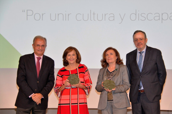 Aurora Egido, secretaria de la RAE, recoge el Premio Cultura de la Fundación Síndrome de Down (foto: Fundación Síndrome de Down)
