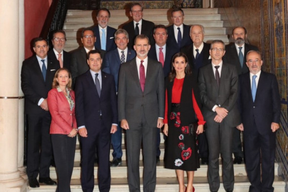 Los reyes de España, el director de la RAE, la ministra de Economía, el presidente de la Junta de Andalucía y los patronos de la Fundación pro-RAE (foto: Casa Real)