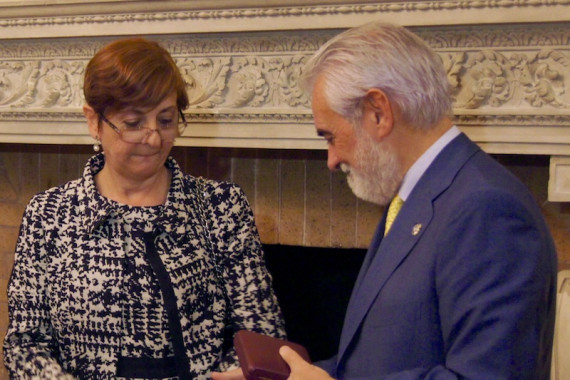 Beatriz Arias recibe el premio de manos del director de la RAE.