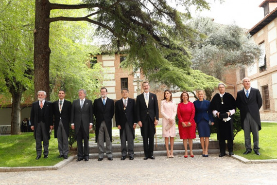 Foto de familia con el premiado y los reyes don Felipe y doña Letizia. Foto: Casa Real. 