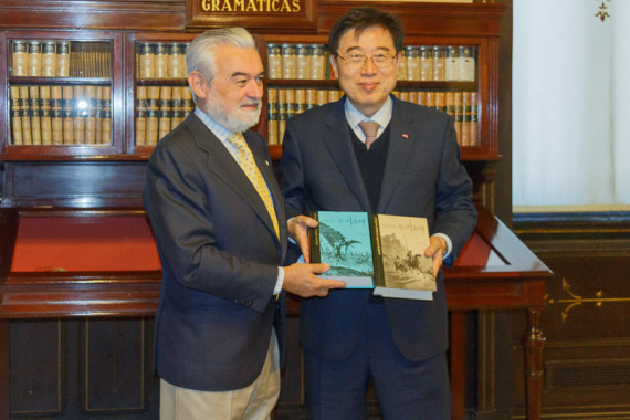 El director de la RAE ha recibido los ejemplares de manos del profesor Park Chul.