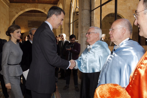 El rey Felipe VI saluda a García de la Concha antes de la investidura. Foto: Casa Real.