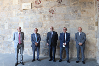 El director de la RAE inaugura un nuevo centro de cursos en la Universidad de Salamanca y descubre vítores en su honor (foto: USAL)