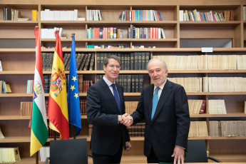 El presidente del Gobierno de La Rioja, Gonzalo Capellán, y el director de la RAE, Santiago Muñoz, firman el acuerdo sobre la Red Panhispánica de Lenguaje Claro (Foto: Gobierno de La Rioja)