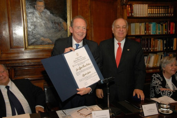José Manuel Blecua recibe el diploma de manos del director de la Academia Chilena, Alfredo Matus.