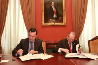 Leopoldo González-Echenique y José Manuel Blecua durante la firma del convenio.