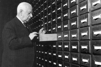 Julio Casares en los ficheros de la Academia. Foto del archivo familiar.