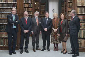 Los presidentes de Castilla-La Mancha y Aragón, Emiliano García-Page y Javier Lambán, junto a los académicos.