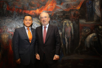 Santiago Muñoz Machado junto a Raúl Contreras, director de la Facultad de Derecho de la UNAM. Foto: UNAM.