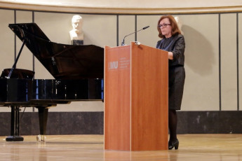 Aurora Egido durante la conferencia inaugural en Múnich. Foto: Annette Krauss.