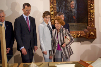 Los reyes de España con los comisarios de la exposición. Foto: Casa Real.