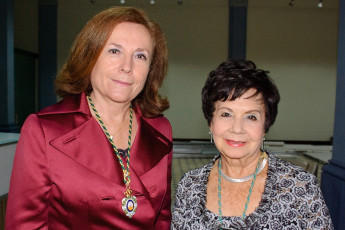 Aurora Egido y Estrella Cartín, presidenta de la Academia Costarricense.