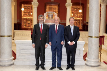 El secretario de la RAE (centro) con los presidentes del Tribunal Supremo de España y Portugal.
