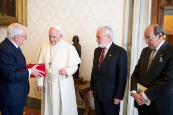 Víctor García de la Concha entrega los tomos del «Quijote» al papa Francisco. Foto: Servicio Fotográfico Vaticano.