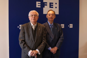 Gregorio Salvador y Humberto López Morales antes del acto de homenaje. Foto: EFE.