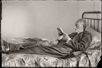 Cándido ANSEDE. Miguel de Unamuno leyendo en su casa de la calle de Bordadores. Salamanca, 1925. (Col. Cándido Ansede. Tatane Ruiz Ansede). 