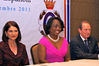 La primera dama y la ministra de Educación de Panamá con el presidente de ASALE.
