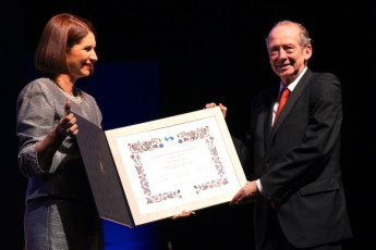 La primera dama de Panamá felicita a la RAE por su tricentenario.