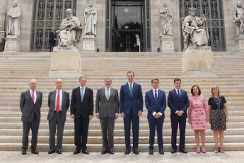 Don Felipe con los asistentes a la inauguración en la BNE. Foto: © Casa Real